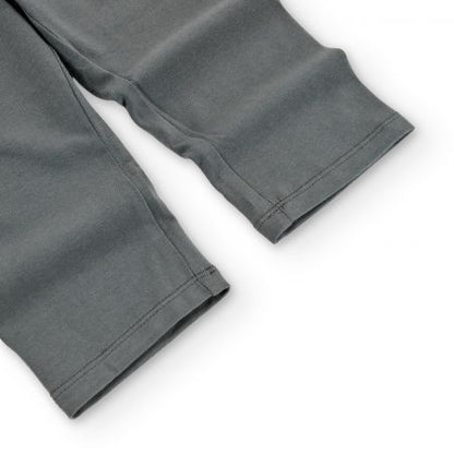 Detalle de la bastilla de los leggings grises Boboli de Cachaboo, con costuras reforzadas y acabado de alta calidad.
