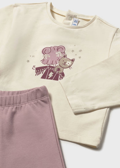 Detalle de una playera para niña con el estampado de una ratita con glitter, junto a un pantalón rosa, marca Mayoral.