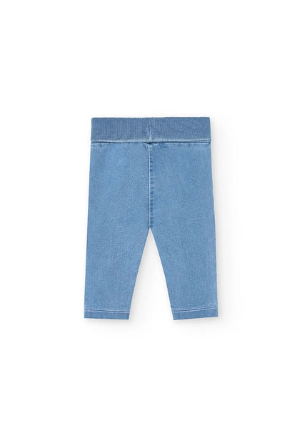 Pantalón de mezclilla para bebé visto desde la parte trasera, con pretina elástica y diseño cómodo.