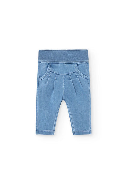 Pantalón de mezclilla para bebé con cintura elástica y bolsillos delanteros, ideal para outfits casuales.