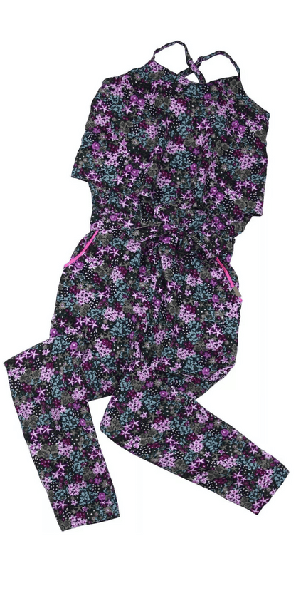 Vista frontal del jumper largo de Boboli con estampado floral en tonos morados y rosas sobre fondo negro, tirantes delgados cruzados en la parte superior, olanes y ajuste en la cintura con cordón decorativo rosa.