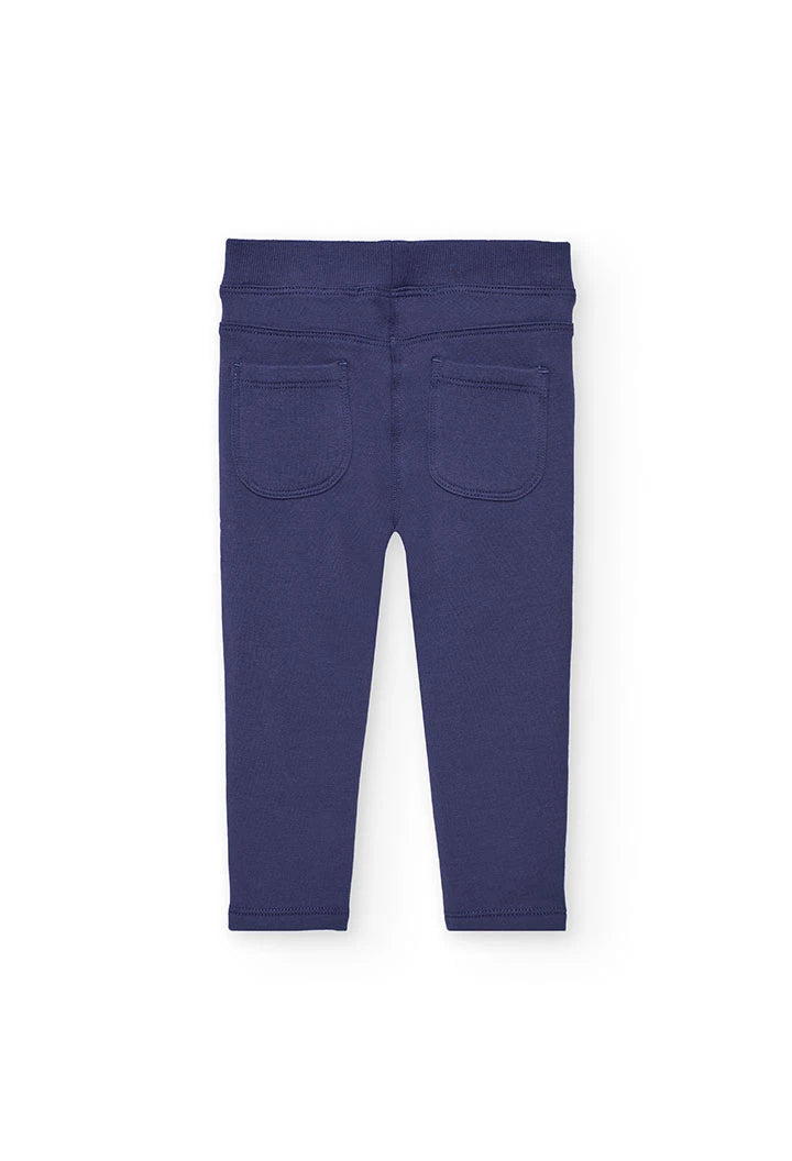 Vista trasera de los jeggings de felpa color morado, mostrando los bolsillos de parche.