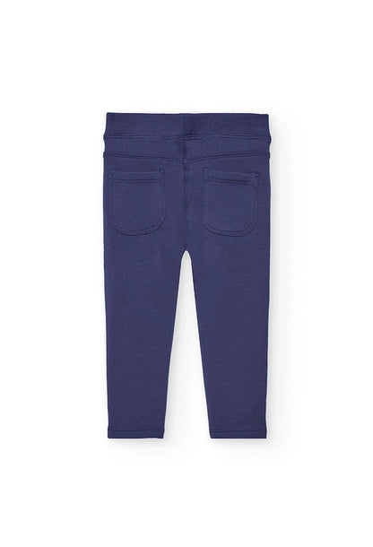 Vista trasera de los jeggings de felpa color morado, mostrando los bolsillos de parche.