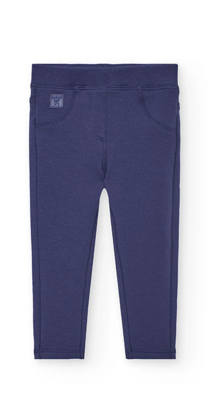 Vista frontal de unos leggings de felpa para niña en color morado, con cintura elástica y diseño de cinco bolsillos, marca Boboli.