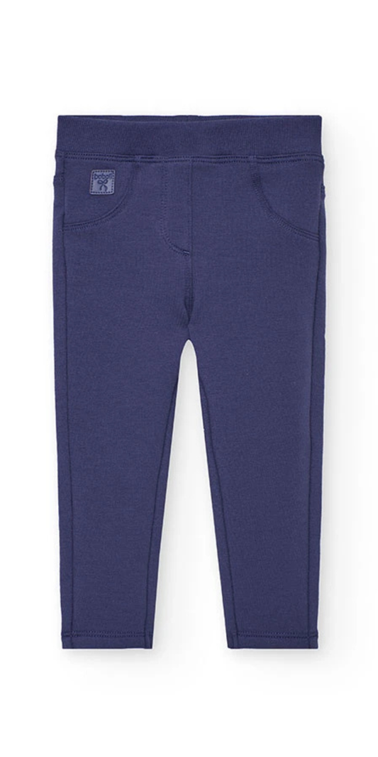 Vista frontal de unos leggings de felpa para niña en color morado, con cintura elástica y diseño de cinco bolsillos, marca Boboli.