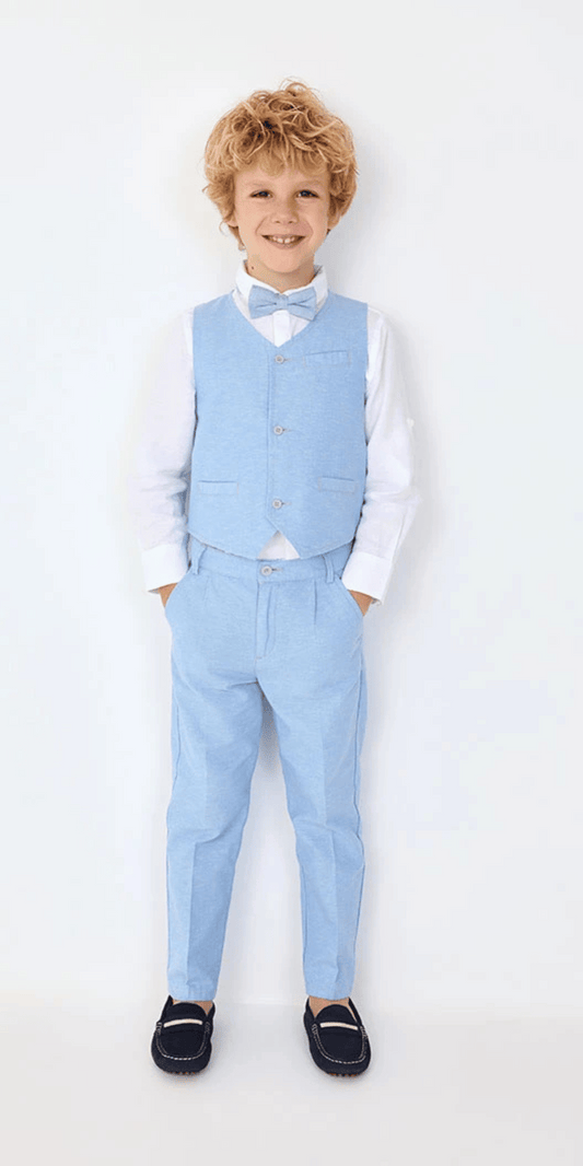 Niño usando conjunto formal de Boboli con camisa blanca, pantalón azul, chaleco azul y moño.