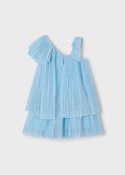 Vista trasera de un  vestido azul asimétrico plisado con vuelo, ideal para ocasiones especiales.