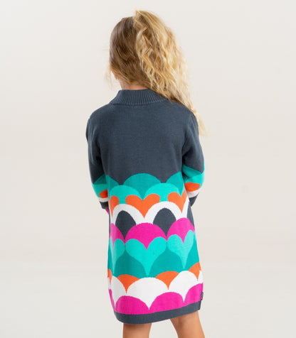 Vista trasera del vestido tejido Boboli con diseño de corazones de colores, en modelo infantil.