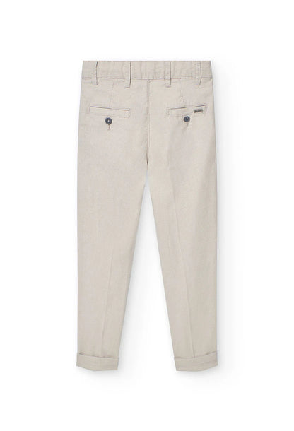 Vista trasera del pantalón beige para niño de Boboli, con bolsillos de botón y trabillas para cinturón. Diseño cómodo y elegante para cualquier ocasión.