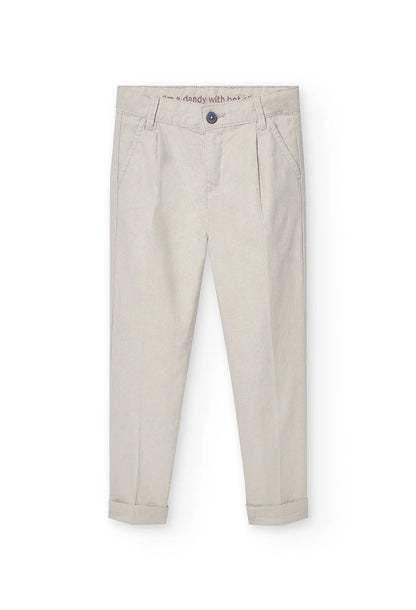 Pantalón beige de Boboli para niño, con pinzas delanteras y cintura con botón. Versátil y cómodo, perfecto para outfits casuales o formales.