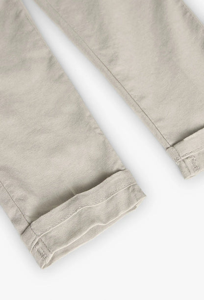 Detalle del dobladillo del pantalón beige de Boboli, resaltando la calidad del tejido y su acabado prolijo.