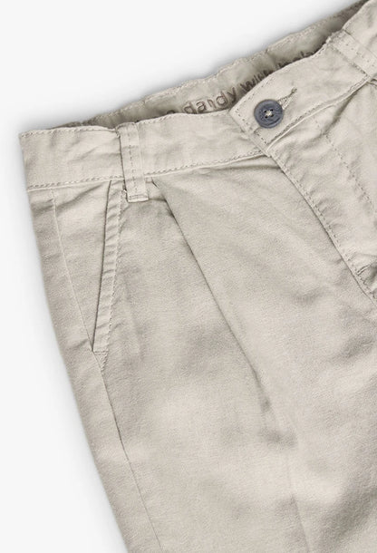 Detalle de la cintura y botón del pantalón beige de Boboli, con costuras visibles y diseño clásico. Combinable con camisas y playeras.