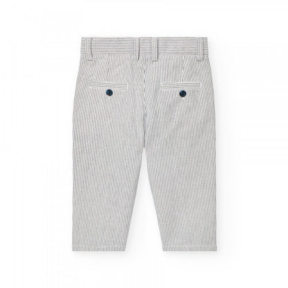 Vista trasera del pantalón de rayas blancas y grises para niño, con bolsillos y botones.