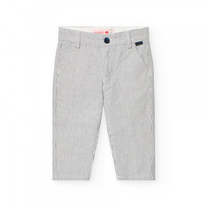 Pantalón de rayas blancas y grises para niño con bolsillos delanteros y botón de cierre, de la marca Boboli.