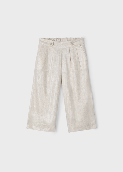 Pantalón fluido color claro con pinzas al frente para niña.