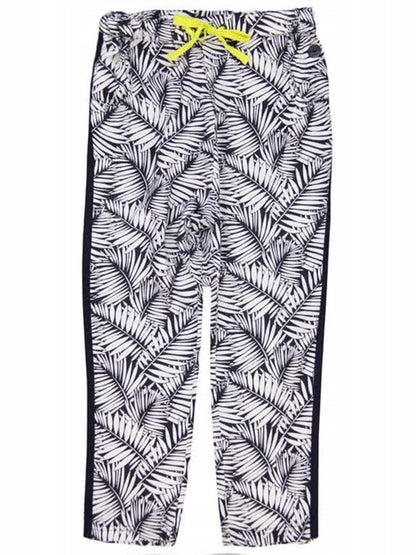 Vista frontal de pantalón para niña con estampado de hojas en blanco y negro y cintilla amarilla.
