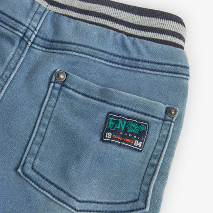 Detalle del bolsillo trasero del pantalón jeans Boboli de Cachaboo, con costuras reforzadas y etiqueta decorativa con el mensaje "Feeling Good".