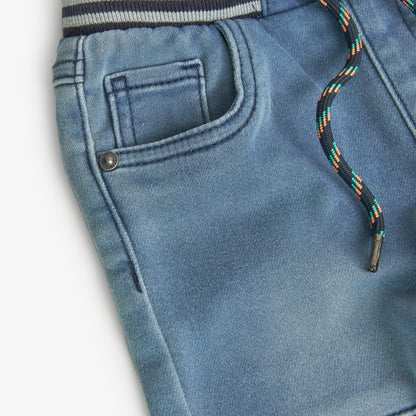 Detalle del pantalón jeans Boboli de Cachaboo, mostrando bolsillo frontal, costuras reforzadas y cordón ajustable.