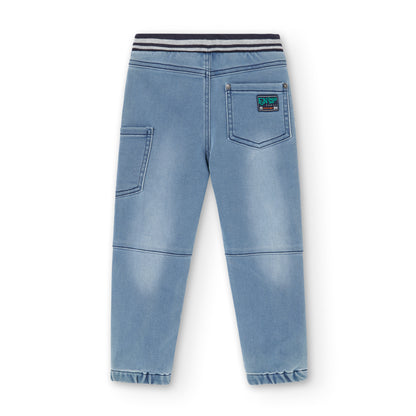 Vista trasera del pantalón jeans Boboli de Cachaboo, con bolsillos funcionales, costuras reforzadas y cintura elástica para mayor comodidad.