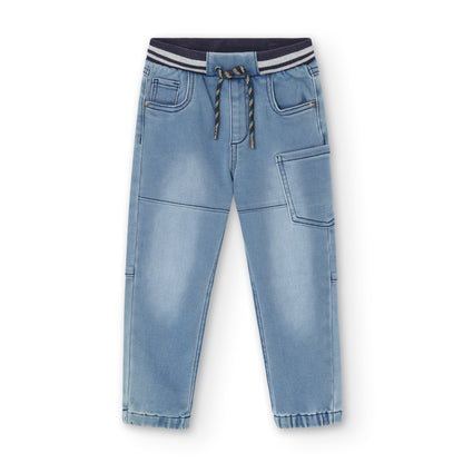 Pantalón jeans Boboli de Cachaboo en color azul denim, con cintura ajustable, bolsillos funcionales y diseño cómodo para niños.