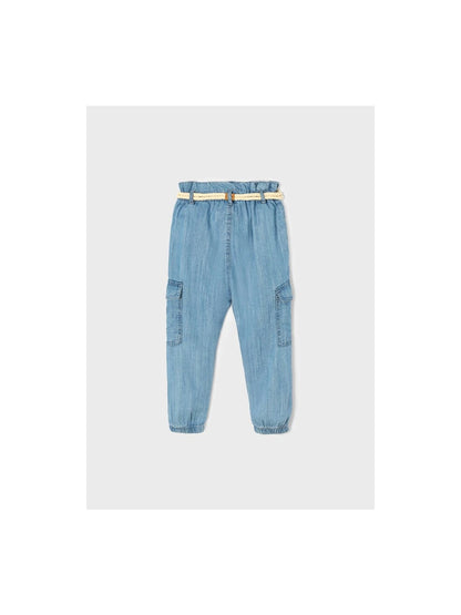 Pantalón infantil de mezclilla estilo cargo con bolsillos laterales, elástico en los tobillos y cinturón de cuerda decorativo, ideal para un look cómodo y moderno.