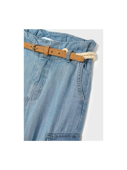Detalle del pantalón infantil de mezclilla con cinturón decorativo de cuerda y cuero sintético, bolsillos cargo laterales y acabado moderno.