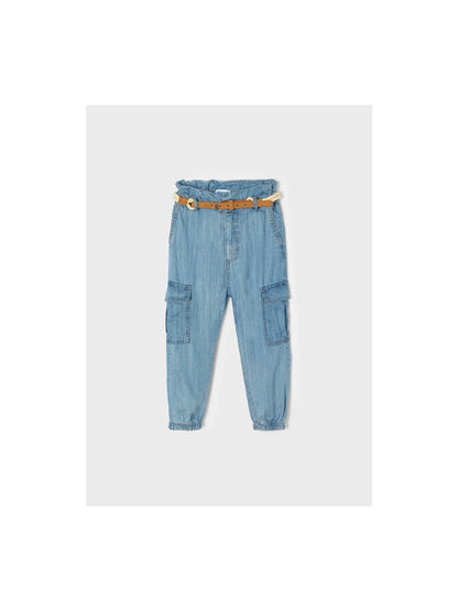 Pantalón cargo infantil en denim ligero con bolsillos laterales y cinturón decorativo de cuerda y cuero sintético. Diseño cómodo con elástico en los tobillos para un ajuste moderno.