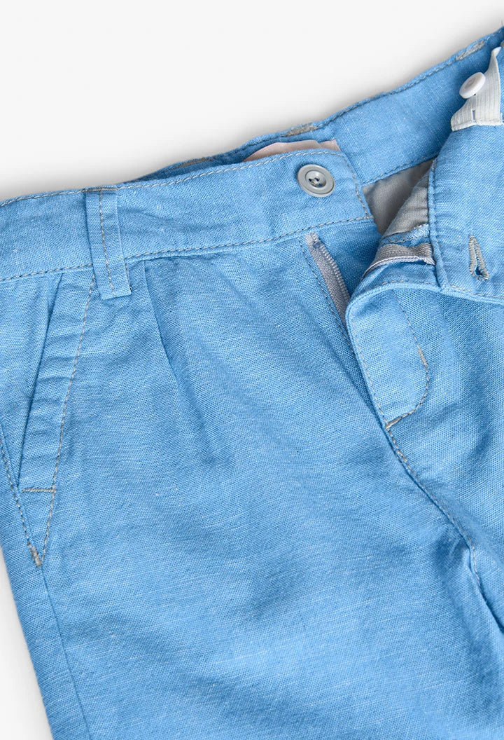 Primer plano del botón y cierre del pantalón corto de lino azul Boboli, con detalle del tejido y costuras.