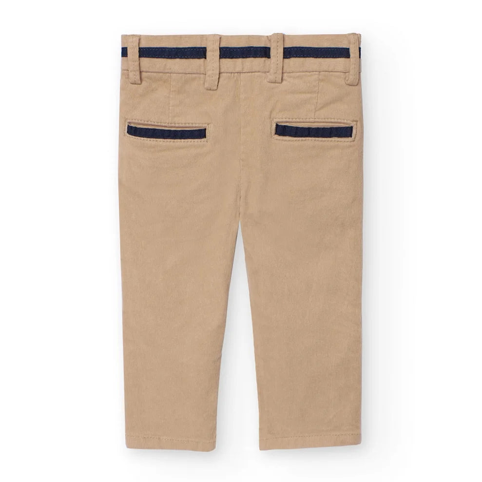 Vista trasera del pantalón beige de pana para niño, con bolsillos decorativos