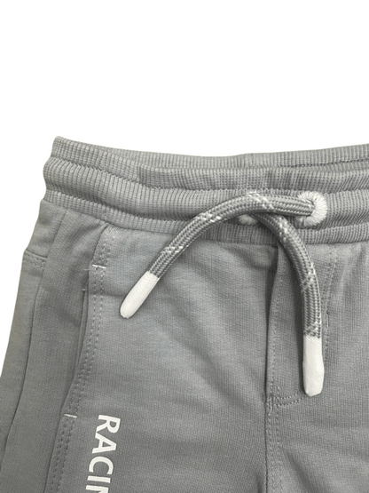 Detalle de la cintura con cordón ajustable del pantalón deportivo gris para niños, ideal para un ajuste perfecto.