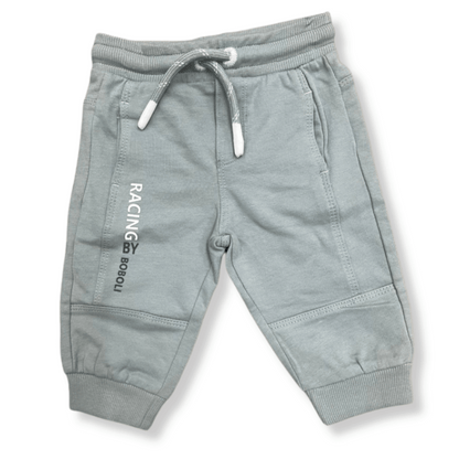 Pantalón deportivo gris para niños, con diseño inspirado en el automovilismo y estampado “Racing by Boboli” en el costado.