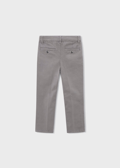 Vista trasera del pantalón chino color gris para niño.