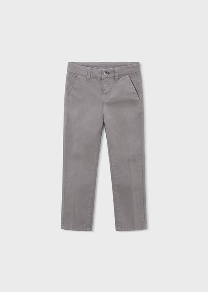 Vista frontal de un pantalón chino de sarga color gris para niño, marca Mayoral.