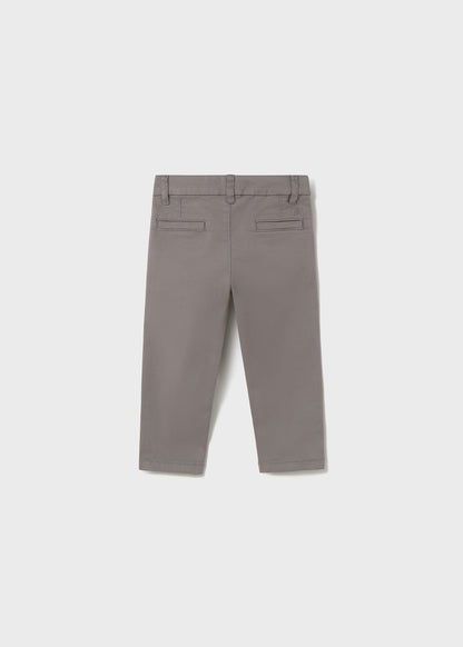 Vista trasera del pantalón chino color gris para niño.