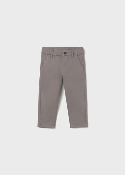 Vista frontal de un pantalón chino de sarga color gris para niño, marca Mayoral.