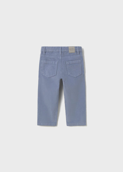 Vista trasera del pantalón de pana fina color azul para niño.