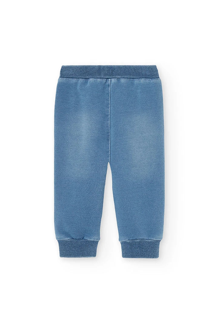 Vista trasera de pants tipo jogger azul claro para bebé o niño pequeño, con pretina elástica.