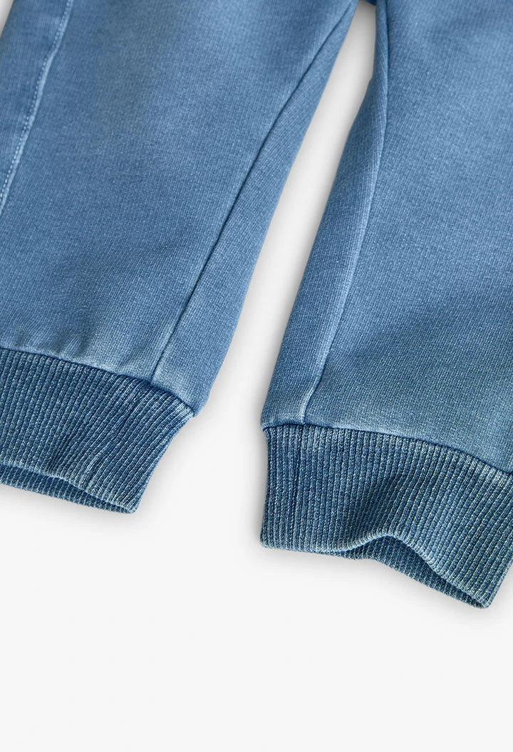 Detalle de los puños acanalados en los tobillos del jogger azul claro para bebé o niño.
