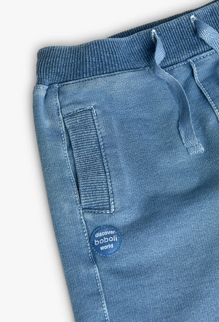Detalle de cintura con cordón y bolsillos laterales del jogger azul claro para bebé o niño.