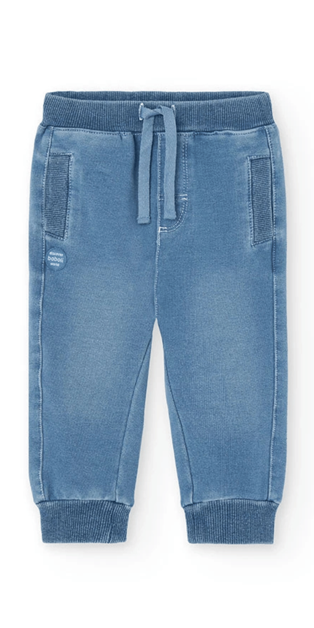 Vista frontal de pants tipo jogger azul claro con cordón ajustable y bolsillos, de Boboli.