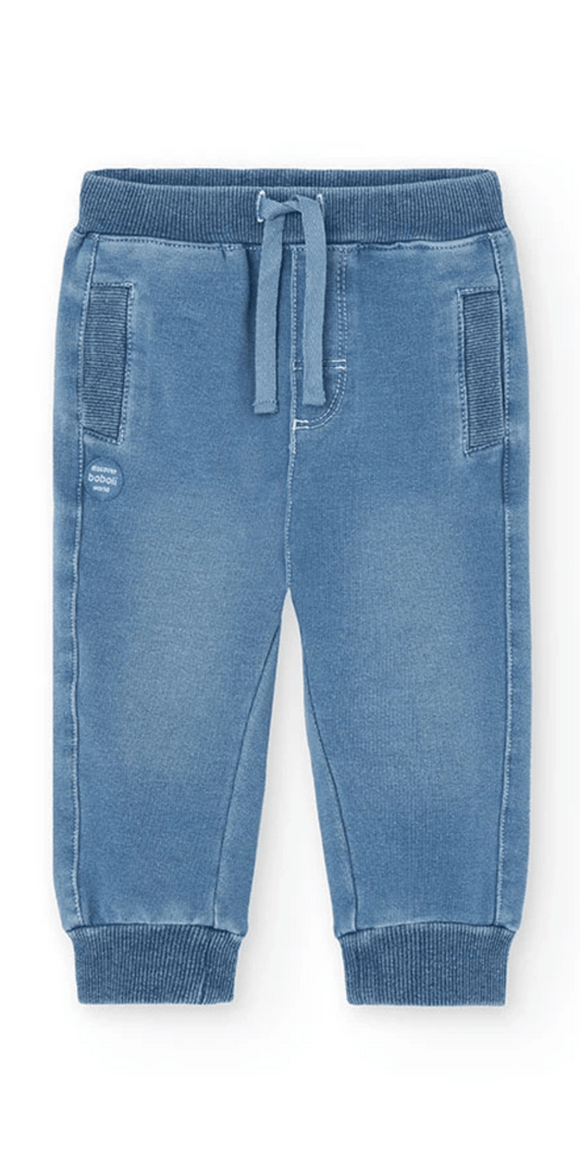 Vista frontal de pants tipo jogger azul claro con cordón ajustable y bolsillos, de Boboli.