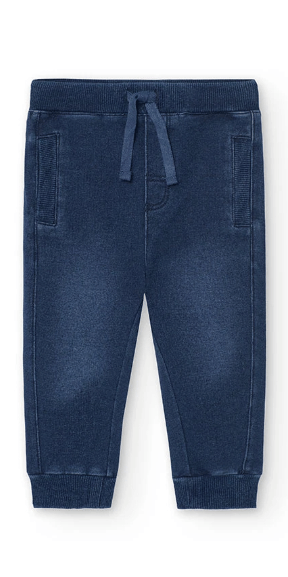 Vista frontal de pants tipo jogger azul marino para niño, con bolsillos y cintilla ajustable.