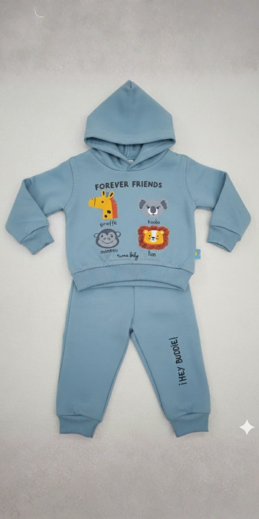 Vista frontal de un conjunto deportivo de felpa para bebé en color azul, compuesto por una sudadera con capucha con estampado de animales ("jirafa, koala, mono, león") y un pantalón jogger a juego.