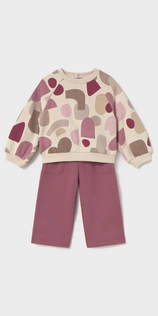 Vista frontal de un conjunto para niña de sudadera con estampado abstracto y pantalón ancho color malva, marca Mayoral.
