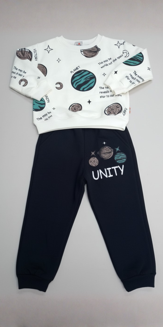 Vista frontal de un conjunto deportivo de dos piezas para bebé: una sudadera blanca con estampado de planetas y mensajes espaciales, y un pantalón jogger azul oscuro a juego con detalles de planetas y la palabra "UNITY".