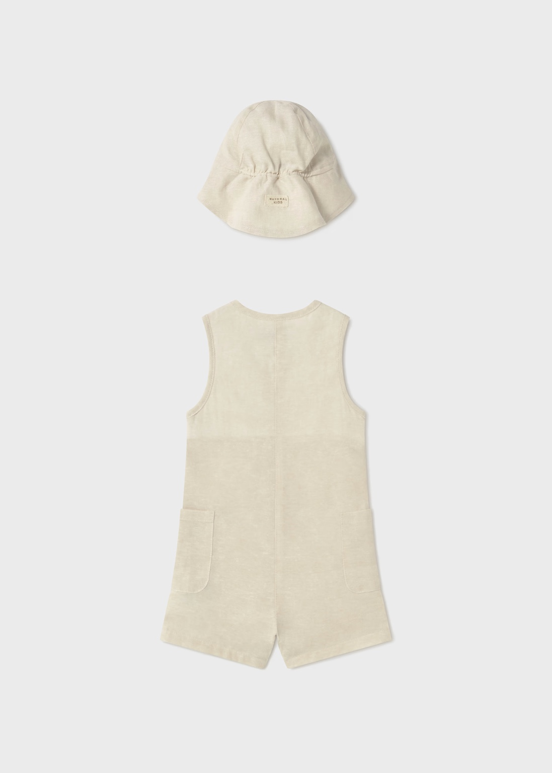 Vista trasera de peto corto para bebé con tirantes y gorro a juego.