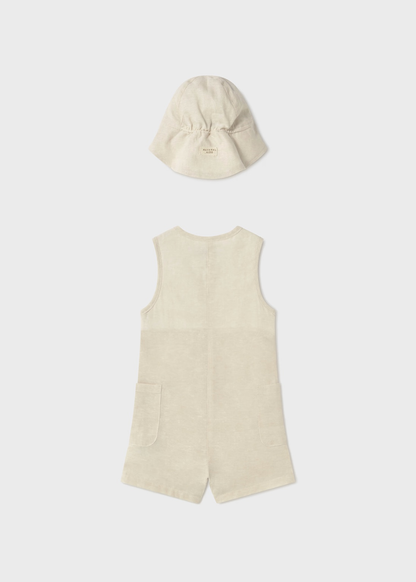 Vista trasera de peto corto para bebé con tirantes y gorro a juego.