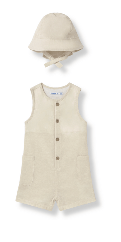 Peto corto beige para bebé con botones frontales y gorro a juego.