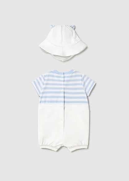 Vista trasera del conjunto para bebé compuesto por un enterizo de manga corta con diseño de rayas azules y blancas, cierre de broches en la parte posterior y elástico en las piernas para mayor comodidad. Incluye un gorro blanco con orejitas, ideal para proteger del sol y completar un look tierno y funcional.
