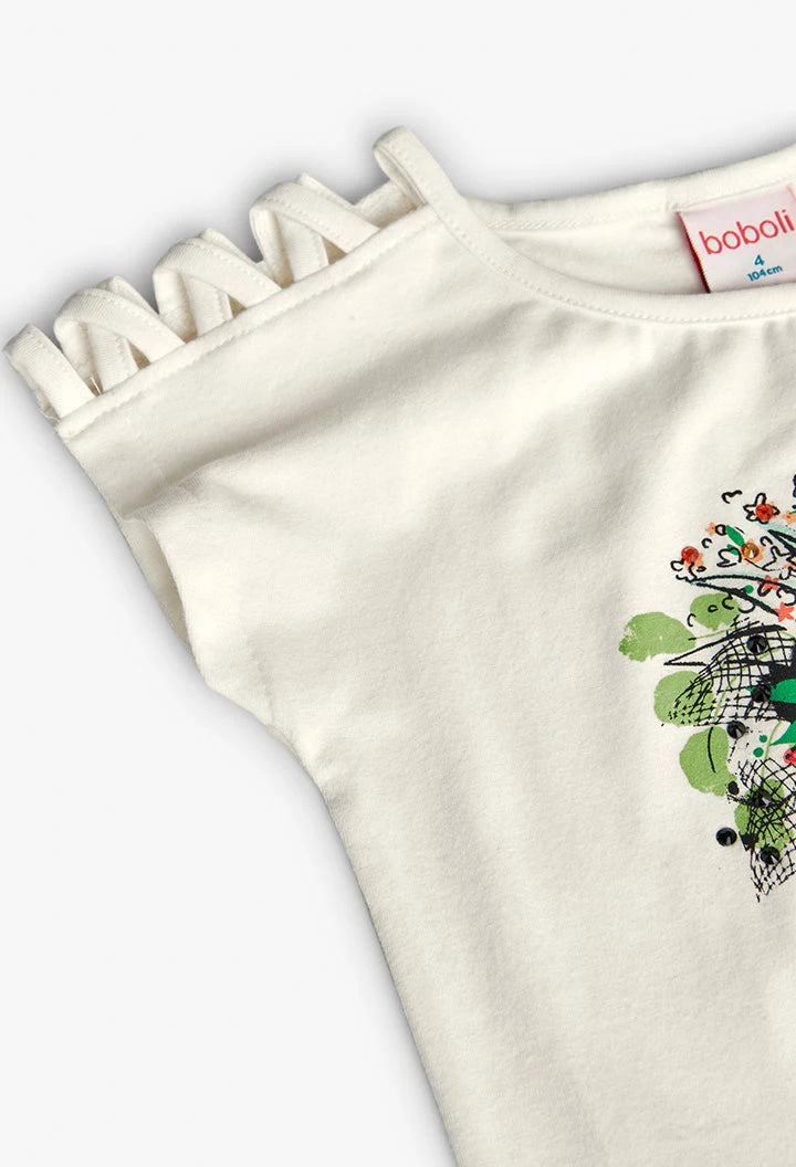 Detalle trenzado en el hombro de la playera blanca Boboli.